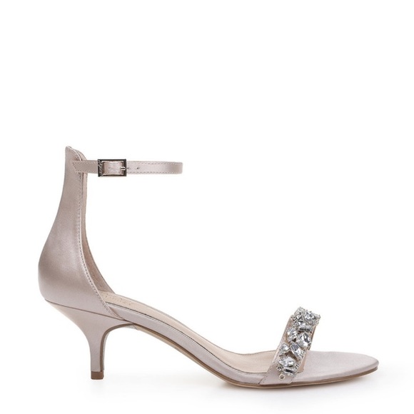 Badgley Mischka Jewel
Dash Ankle Strap Kitten
Heel women size 6 new with box - Picture 4 of 16
